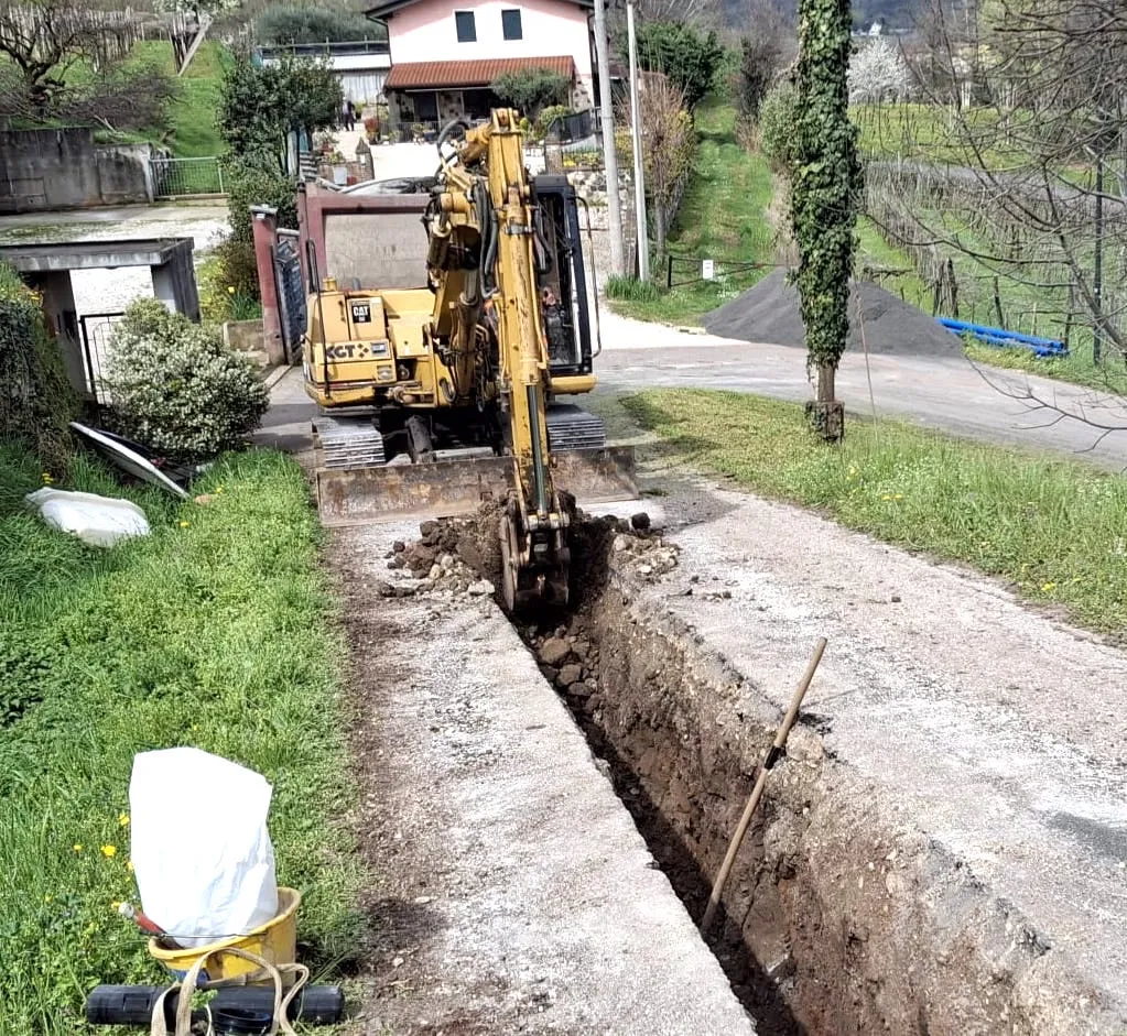 scavo per posizionamento nuova condotta idrica