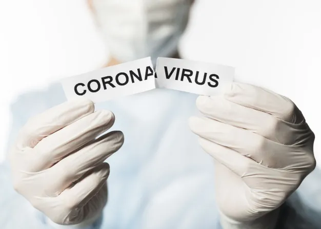vista-frontale-del-medico-in-possesso-di-carta-strappata-con-coronavirus