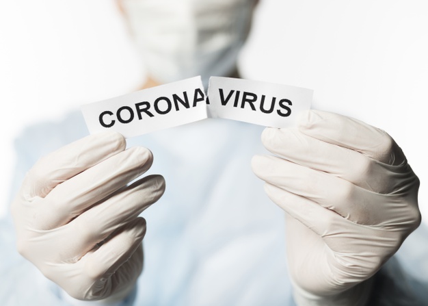 vista-frontale-del-medico-in-possesso-di-carta-strappata-con-coronavirus