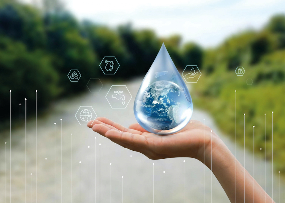 mano che sorregge una goccia d'acqua e sulo sfondo il fiume Chiampo